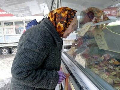 Маленькая украинка растрогала добрым поступком, до слез: "Бабушка, что вы хотите купить?"