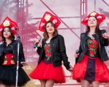 Великдень по-кремлівськи: окупантів розважали розпусні дівчата у кокошниках 