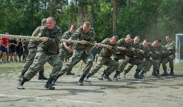 Курсанты Нацгвардии соревновались в военно-спортивной эстафете (фото)