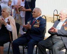 Уважили: оккупанты вручили ветеранам ключи от "половинок" квартир