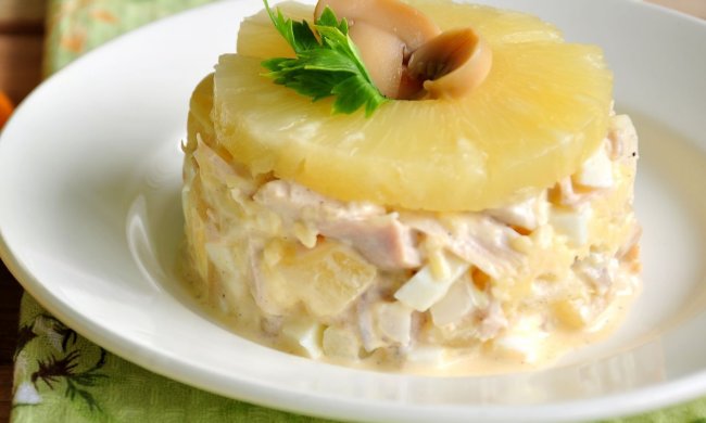 Быстро и вкусно: рецепт салата с копченой грудкой и ананасами