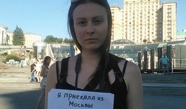 Девушка из Москвы ищет бандеровцев на Майдане - фото дня