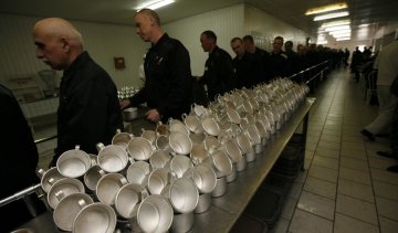 Російські зеки масово труяться цвяхами і розпорюють животи