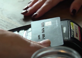 Банковская карта. Фото: скрин youtube