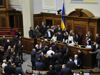 Верховна Рада, нардепи заблокували трибуну та крісло спікера - фото Знай.ua