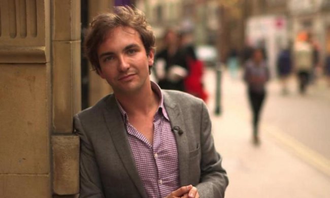 Вы здесь скинхеда не видели? Журналисту оригинально испортили прямой эфир