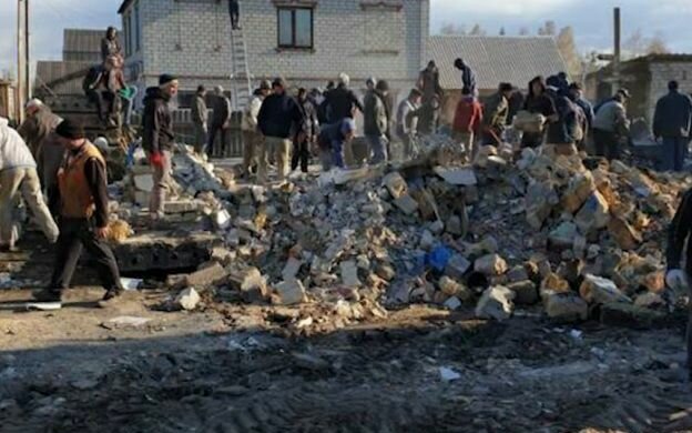 Под Харьковом неравнодушные соседи построили дом для семьи погорельцев всего за неделю - китайцам и не снилось, вот это технологии