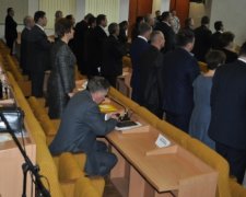 Депутат відмовився встати під час виконання гімну України  (фото, відео)