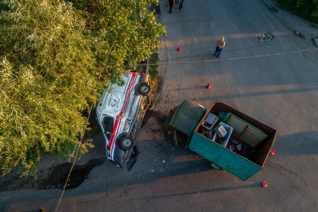 Швидка перетворилася на купу металу, є жертви: Дніпро приголомшила жахлива аварія