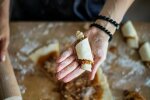 С кислыми абрикосами получится замечательная выпечка - простой рецепт рогаликов к чаю