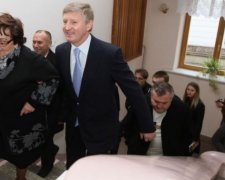 Рінат Ахметов залишив матір і дружину без роботи