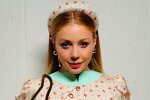 Спокуслива Кароль підкорила сукнею з пікантним розрізом: "Гаряча яка"