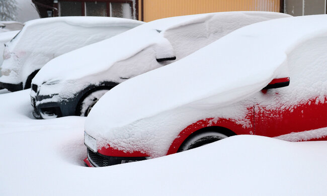 Авто під снігом