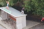 У Мукачеві дітиідомі нищили зупинку, фото телеграм-канала "Безпечне місто Мукачево".