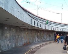 На одній зі станцій київської "підземки" обвалилася стеля (фото)