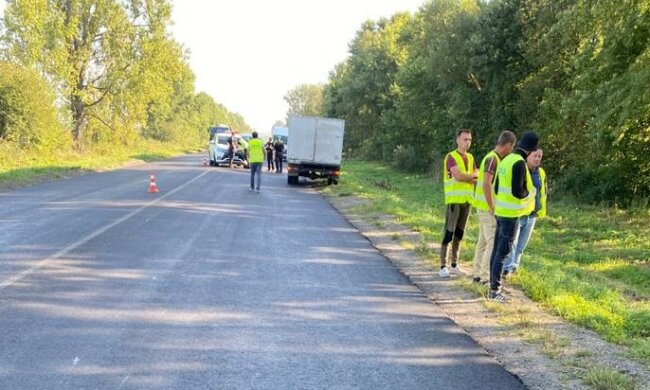 На Львівщині легковик влетів у натовп комунальників, вижили не всі