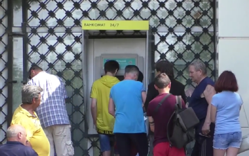 Украинцы у банкомата. Фото: скрин youtube