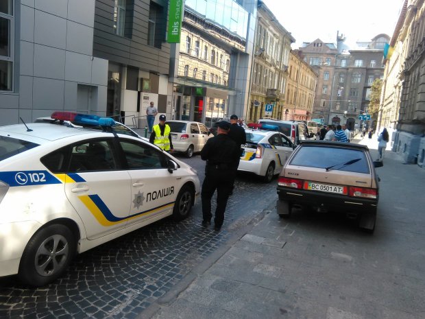 У Львові дивакувата поведінка "Спайдермена" на тротуарі привернула увагу поліції: фото