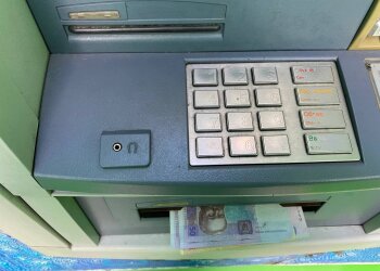 Гроші, банкомат. Фото: Знай.uа