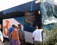 Туристичний автобус зірвався з моста у Греції: є жертви