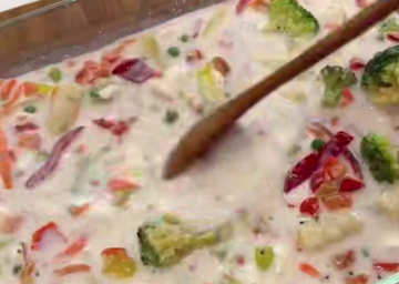 Курица с овощами и рисом, кадр из видео