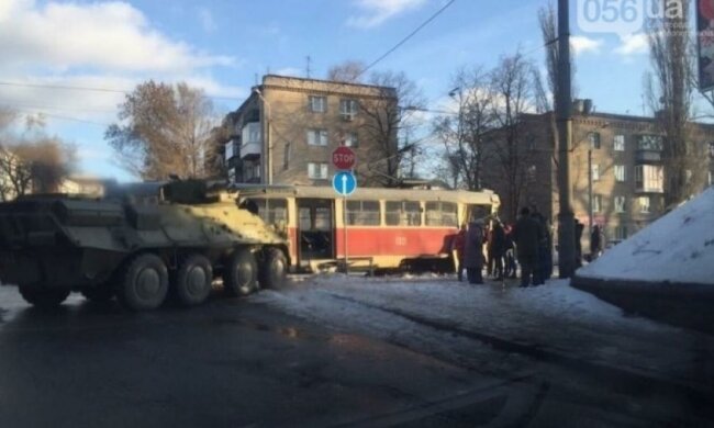 Як БТР протаранив трамвай у Дніпропетровську (фото)