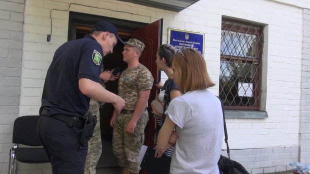 "Били и оскорбляли": военкоматы Харькова пробили дно, парней ловят прямо на улицах