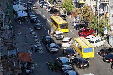 Киевские "герои парковки" спровоцировали ДТП на  остановке (фото)