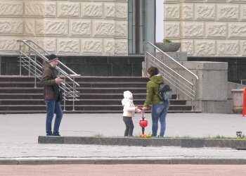 Батьки з дитиною, фото: кадр з відео