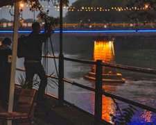 Відомий ужгородський міст підсвітили патріотичними вогнями (фото, відео)