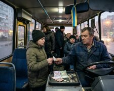 маршрутка салон пасажири проїзд гривні