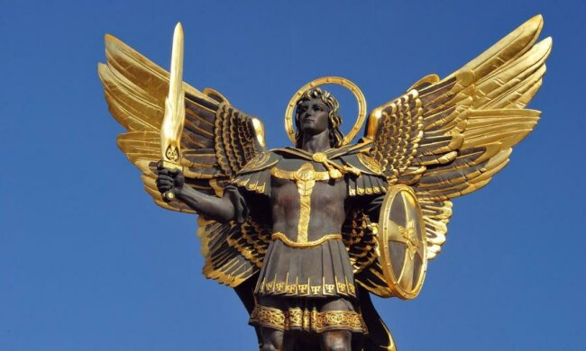 Дарницу украсил огромный покровитель Киева (ФОТО)