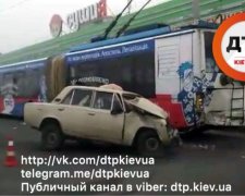 Легковушка протаранила троллейбус на столичной Кольцевой