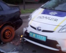 Поліцейські на службовому авто збили таксиста