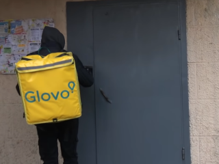 Доставка їжі. Фото: скрін youtube