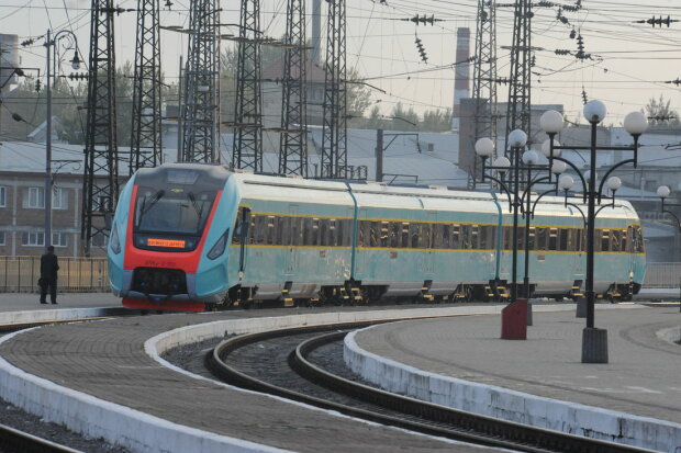 Львів'ян запроторять у три вагони, це вже не смішно: Укрзалізниця "видала" черговий перл