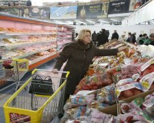 Украинцам урезают зарплаты: кому стали платить меньше
