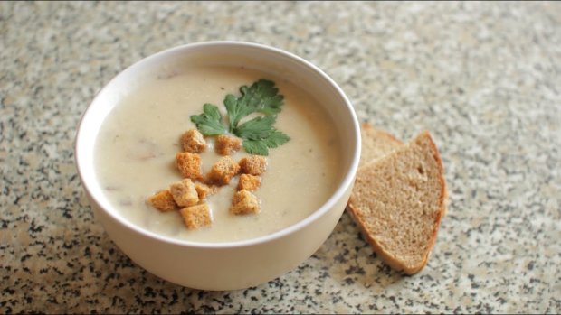 Сырный суп с курицей, шампиньонами и гренками: рецепт, который никого не оставит равнодушным