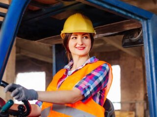 Жінка працює на прокатному станку. Фото: вільні джерела