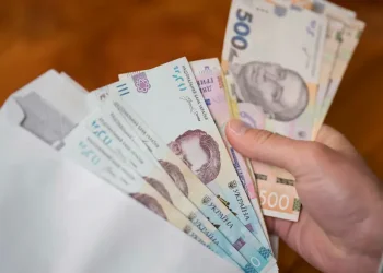 Грошові купюри, соціальні виплати