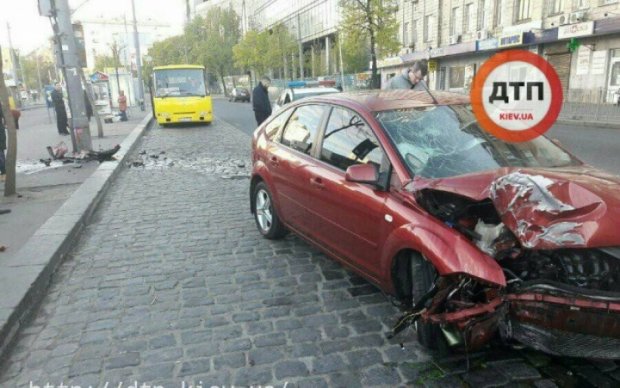 Ford самоуничтожился о столб на столичной Лукьяновке