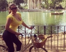 Келлі Брук покаталася на велосипеді без бюстгалтера