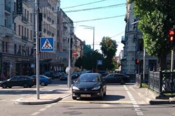 В Киеве "вежливое" авто перешло дорогу по пешеходному переходу - горожане онемели от наглости