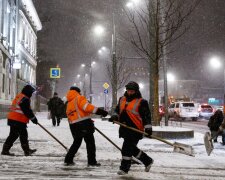 Десятки двірників влаштували жорсткий "махач" лопатами і ломами: побоїще потрапило на камеру