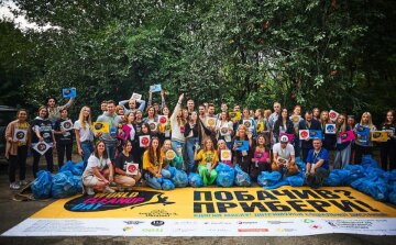 Прибирання зеленої території у Києві