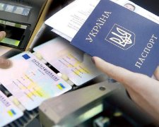 Владельцы ID-карт оказались в заложниках: украинцам массово отказывают в услугах