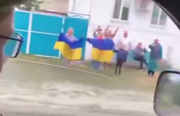Украинцы встречают ВСУ. Фото: скриншот с видео