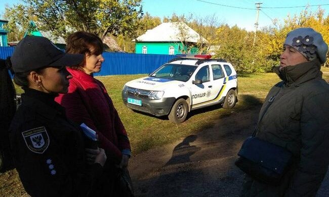 Вирвали з рук згорьованої матері: малолітню франківчанку силоміць запроторили до притулку
