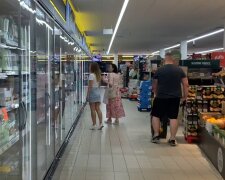 Одесит псує продукти в європейському супермаркеті. Фото Telegram