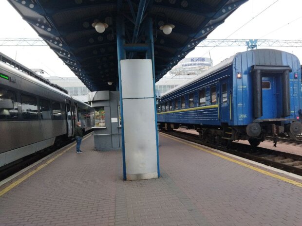 Укрзализныця, поезд - фото Знай.uа